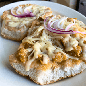 Molletes con Guiso