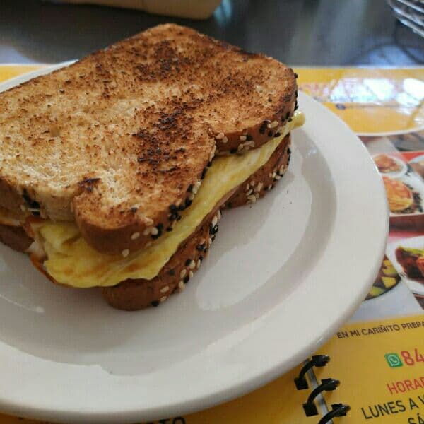 Sándwich Huevo Champiñones y Queso