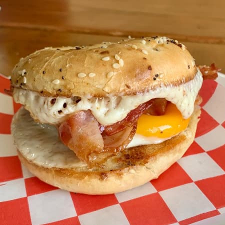 Bagel Huevo y Tocino