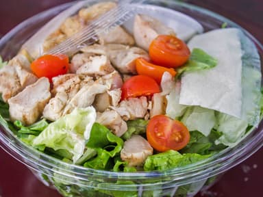 Ensalada César + Jugo de Naranja 500 ml