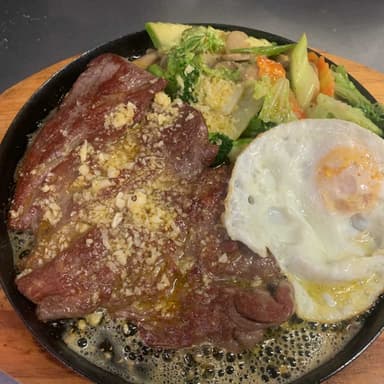Lomito al Ajillo con Verduras al Vapor y Huevo