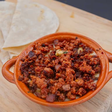 Queso Fundido con Chorizo