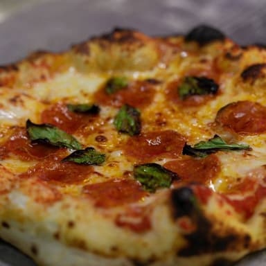 Pizza Pepperoni y Albahaca