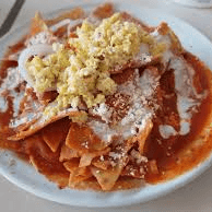 Chilaquiles rojos con huevo