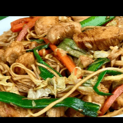 Tallarín Saltado de Pollo *