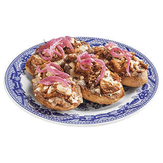 Molletes de Cochinita Pibil con Cebolla Morada