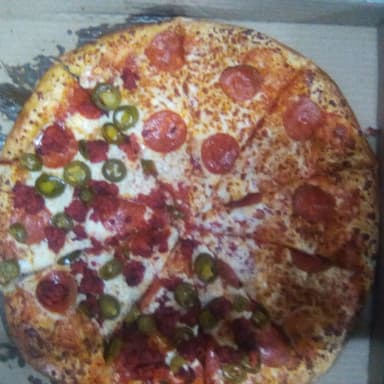 1 Pizza Grande Mitad Peperoni Mitad Mexicana.