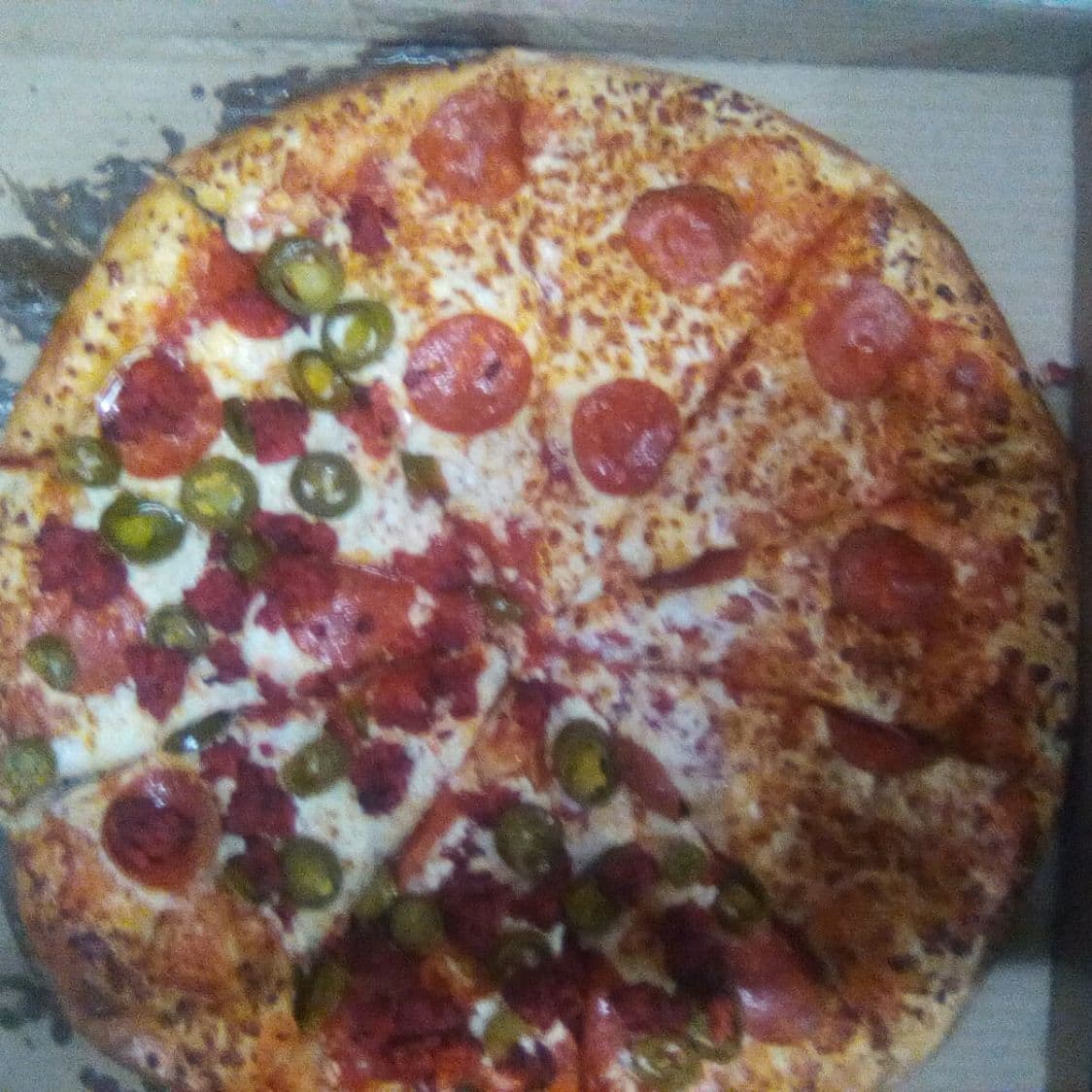 1 Pizza Grande Mitad Peperoni Mitad Mexicana.