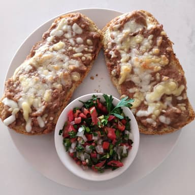 Molletes de Frijoles con Queso