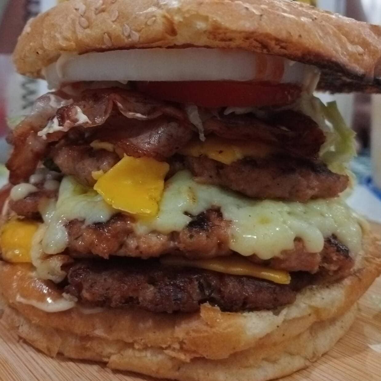 Hamburguesa Triple carne c/ tocino + Papas