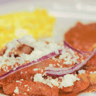 Chilaquiles Rojos con Huevo Revuelto