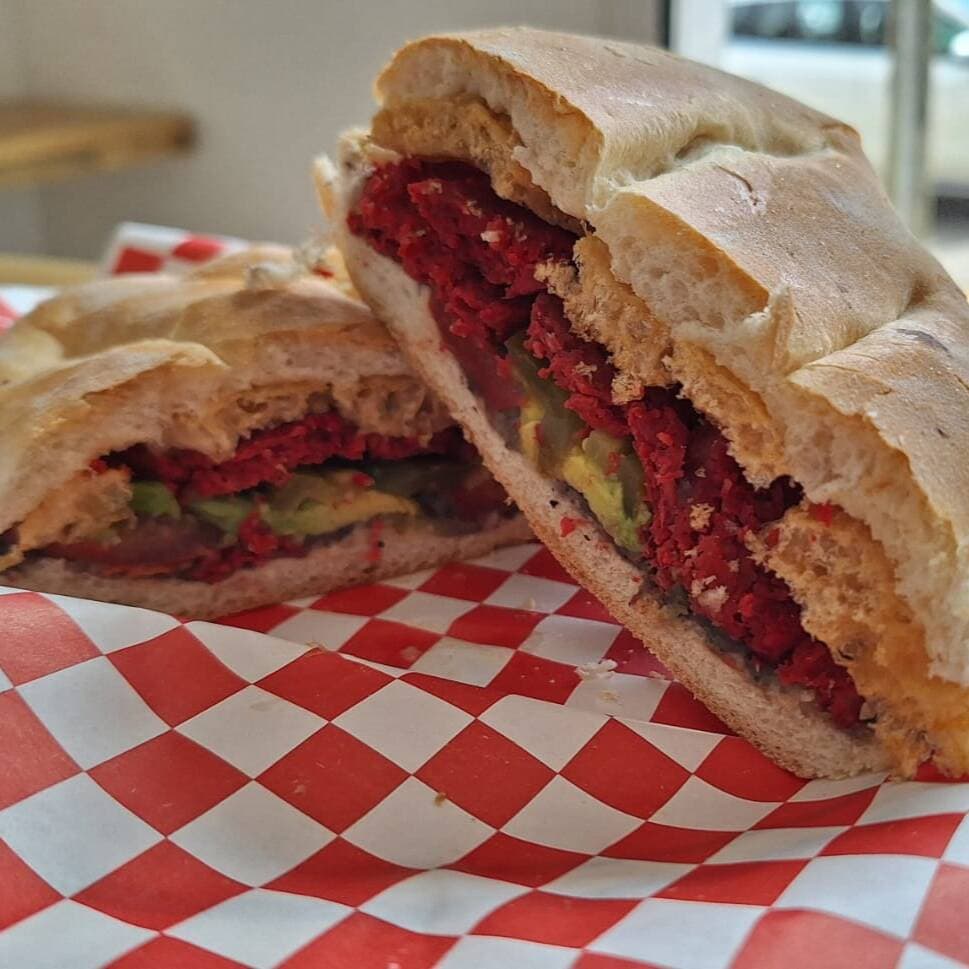 Torta Oaxaqueña(Salchicha Ejuteca con Chicharrón)
