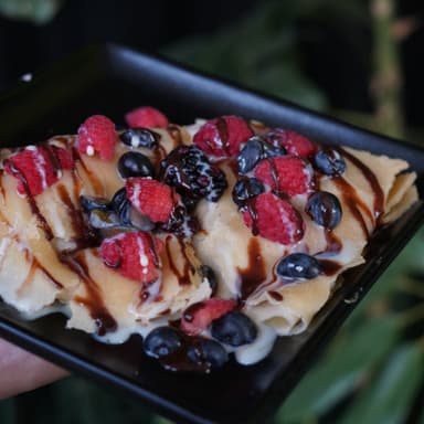 CREPA NUTELLA, LECHERA, Y FRUTOS ROJO