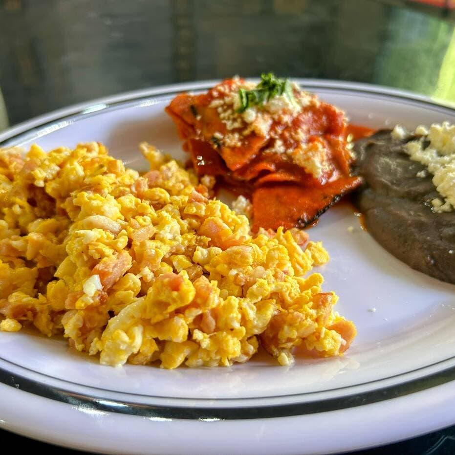 Huevos con Jamón y Chilaquiles