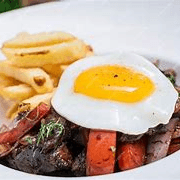 Saltado de Pollo con Huevo Frito