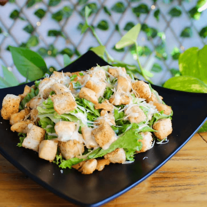 Ensalada César con Pollo + Limonada o Naranjada