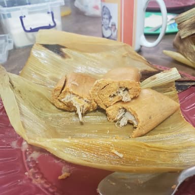 Tamal de Pollo en Salsa Verde