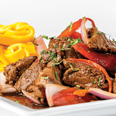 Fetuccini a la Huancaína con Lomo Saltado