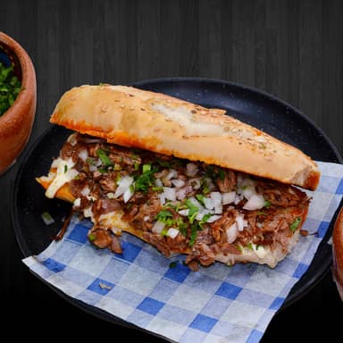 Torta-Birria de Maciza + Consomé Gratis
