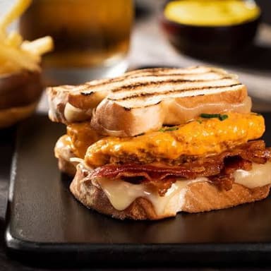 Panini Chicken & Bacon con Papas a la Francesa