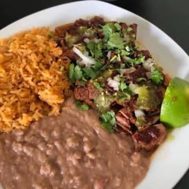 Deliciosa Birria + bebida