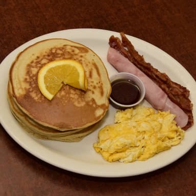 Hot Cakes con Tocino Jamon y Huevo