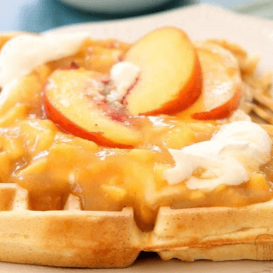 Waffle con Durazno, Lechera y Queso Philadelphia