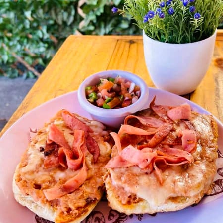 Molletes con Jamon