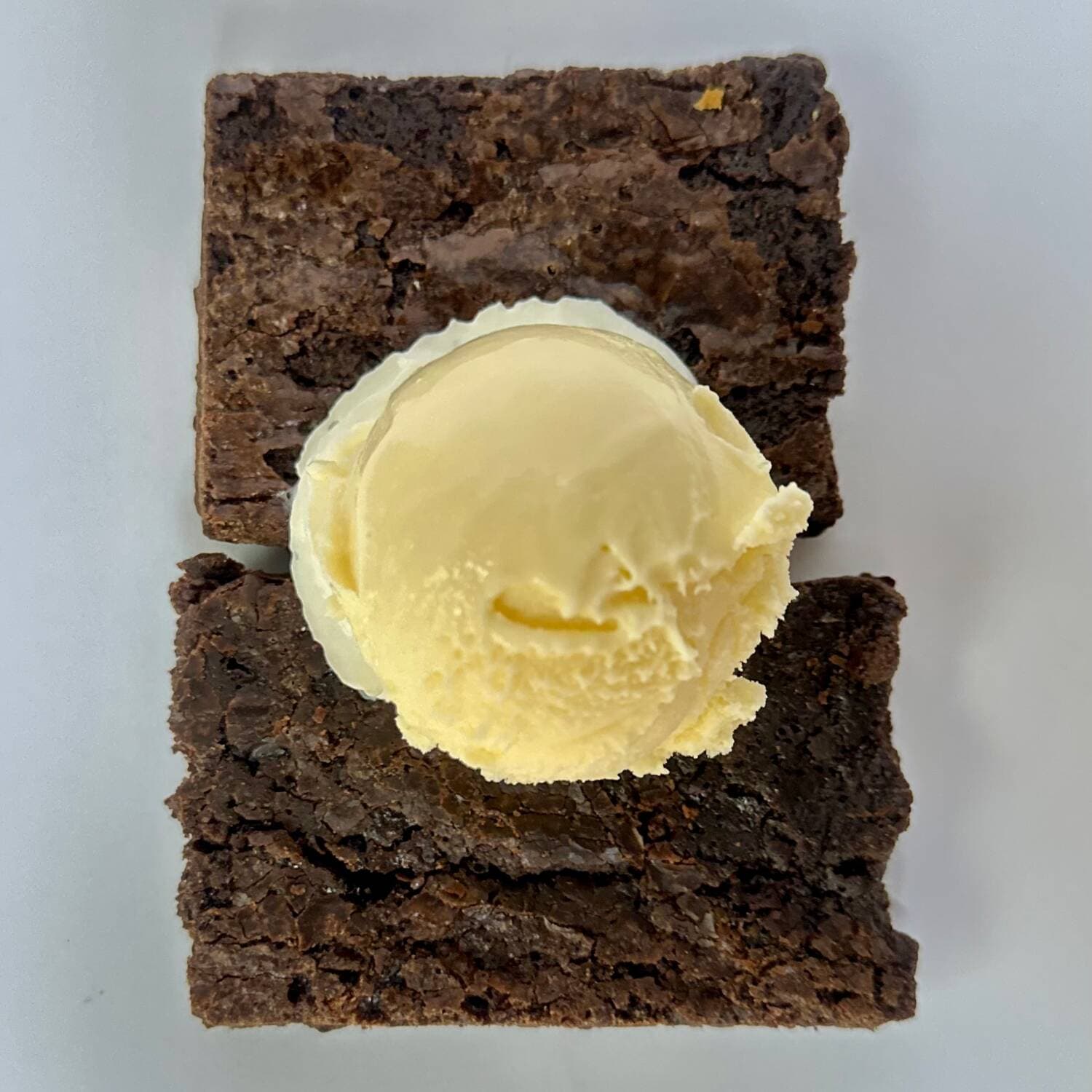 BROWNIE CON HELADO