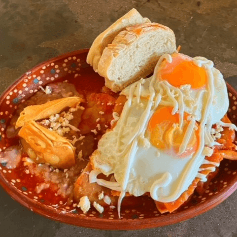 Chilaq. c Huevo Estrellado/Jugo Naranja o Cafe Oll