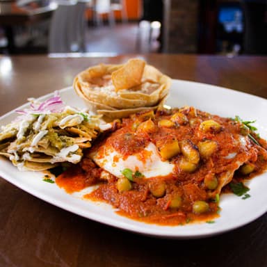 Huevos Motuleños Con Chilaquiles