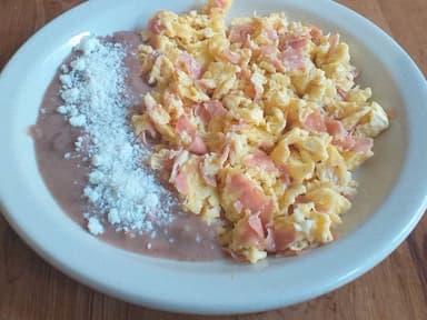 Huevos con jamón
