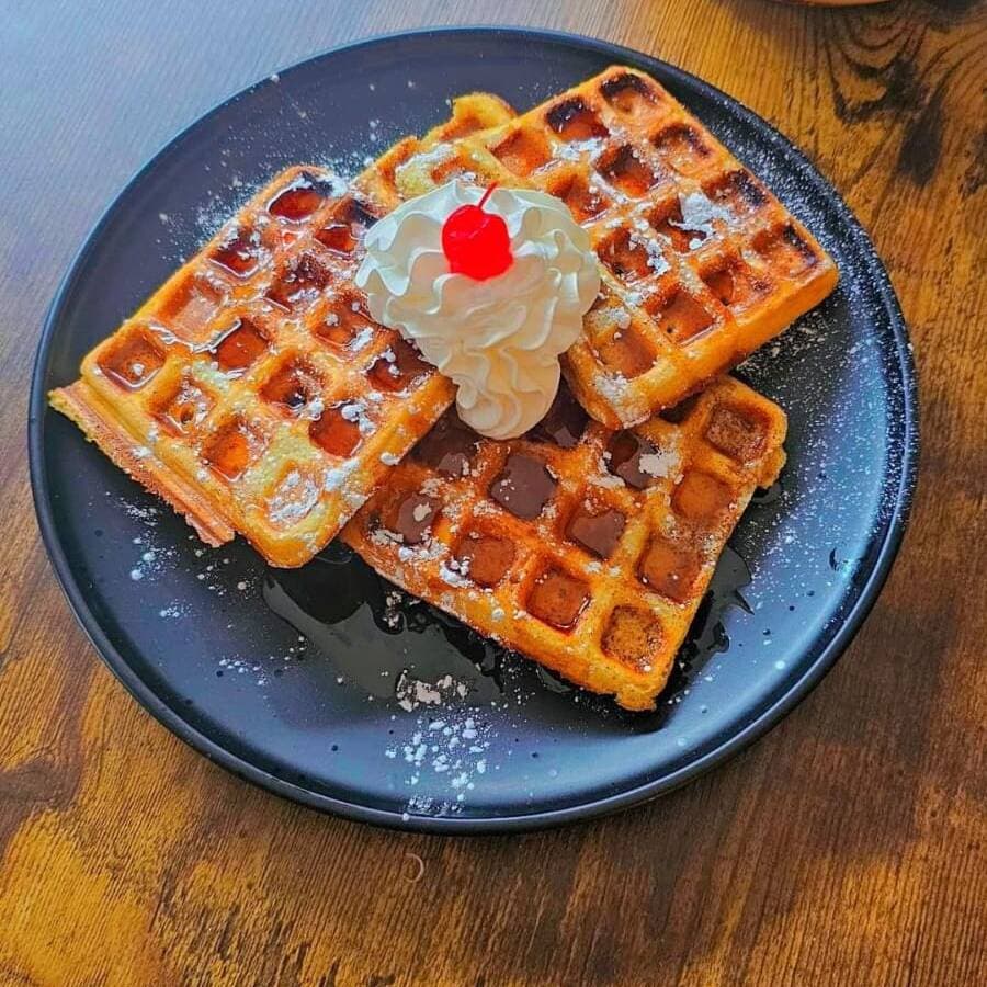 WAFLES CON MIEL MAPLE Y CREMA BATIDA