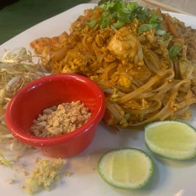 Chef Daniel's Pollo Frito con Tallarines
