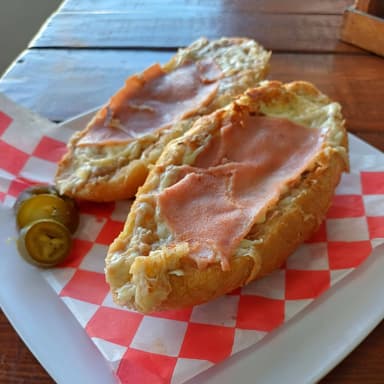 Jamón con Frijoles y Queso Chihuahua