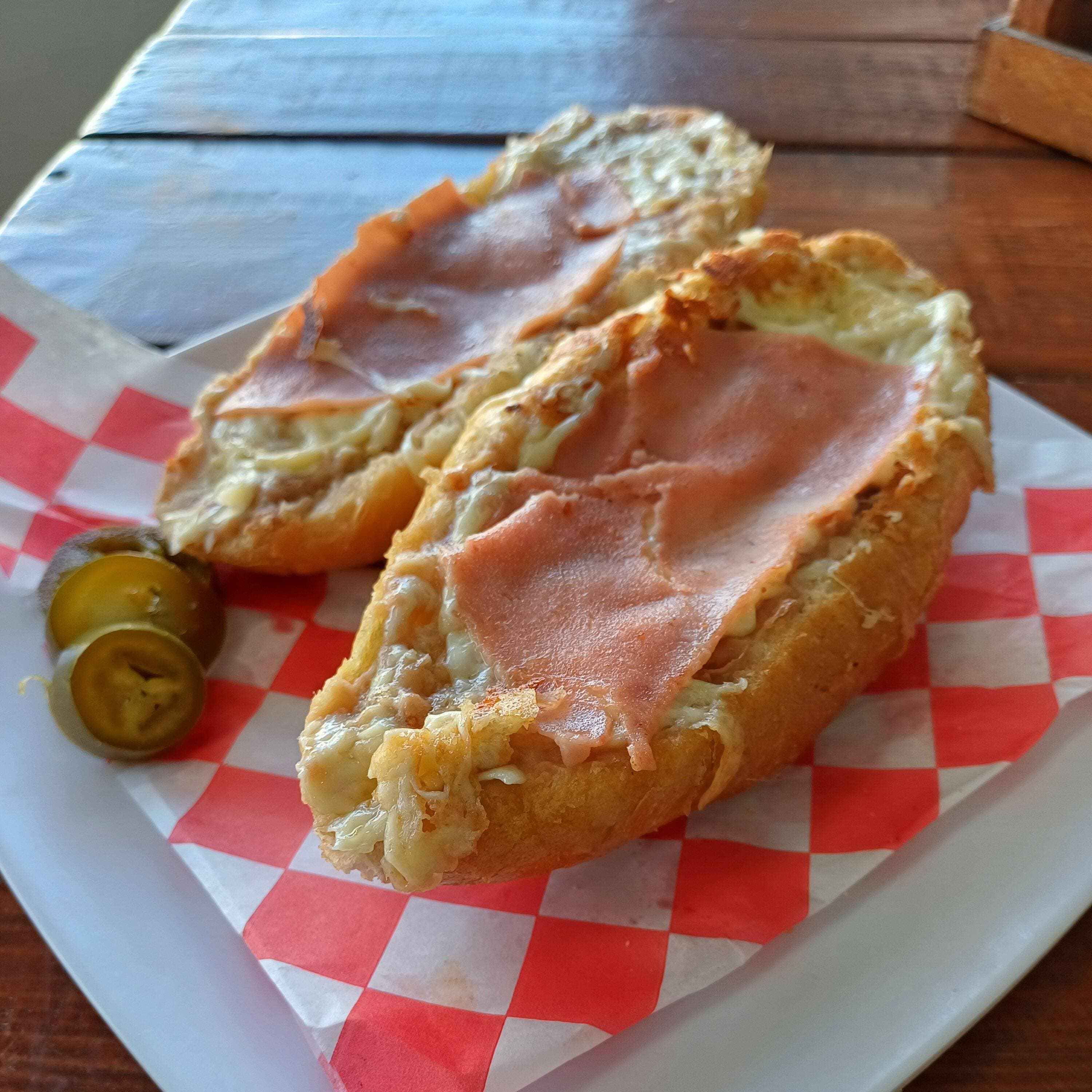 Jamón con Frijoles y Queso Chihuahua