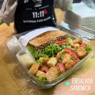 1/2 Ensalada con Sandwich de Pavo