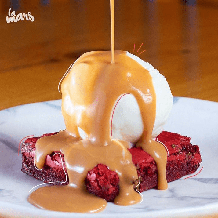 brownie red velvet con helado