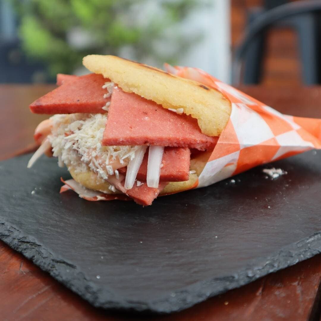 Arepa con Mortadela