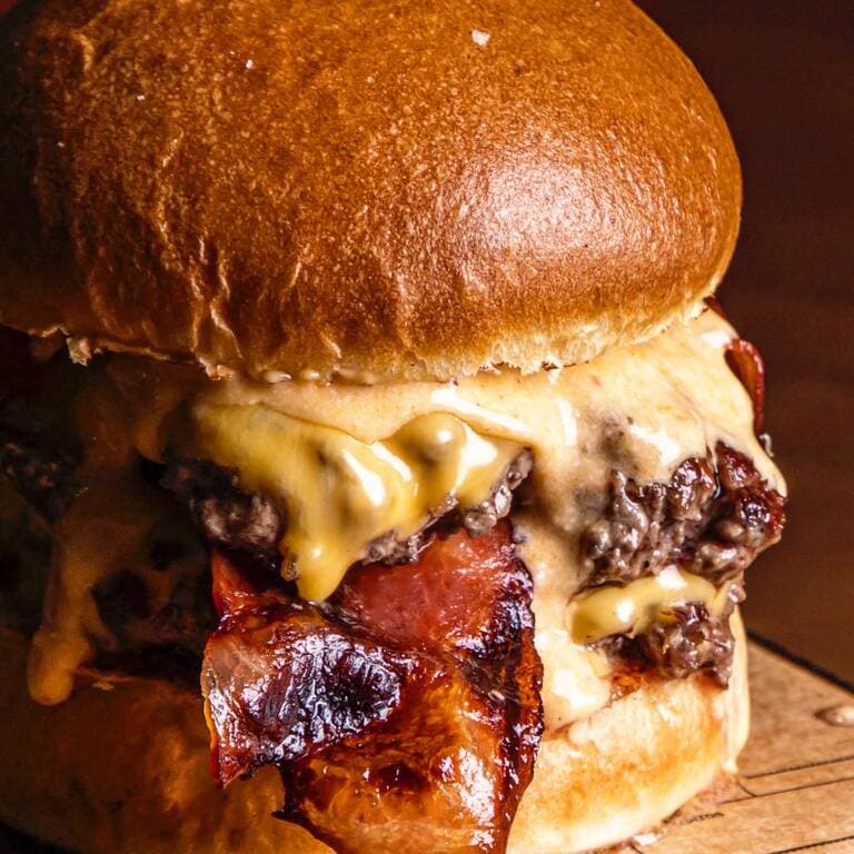 ANGUS QUESO BLANCO TOCINO Y CHIPOTLE