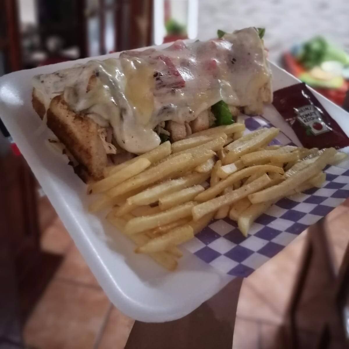 Club Sandwich "A La Santi" con Papas
