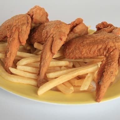 2 alas de pollo acompañado con papas