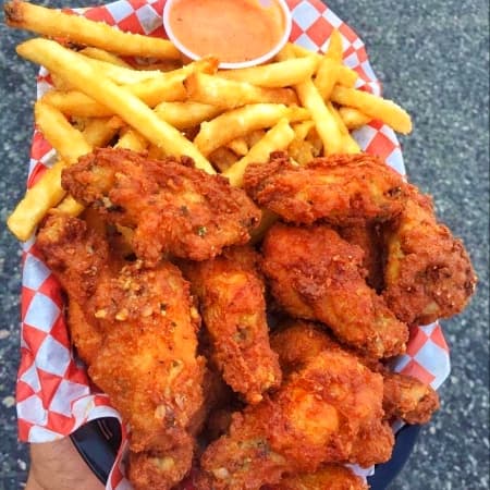 Alitas con Papas