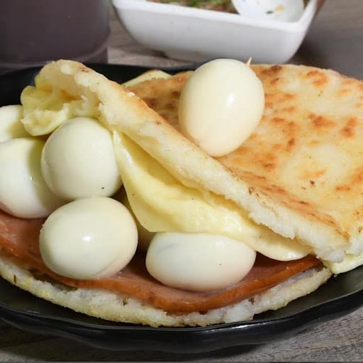 Arepa con Jamón, Queso y Huevos