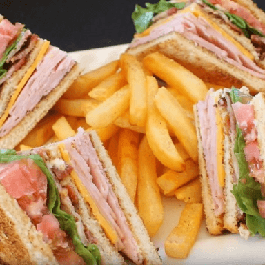 Club Sándwich con Papas a la Francesa