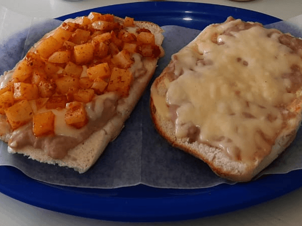 Molletes (dos mitades de pan)