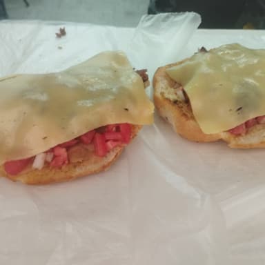 Molletes Bistec con Queso