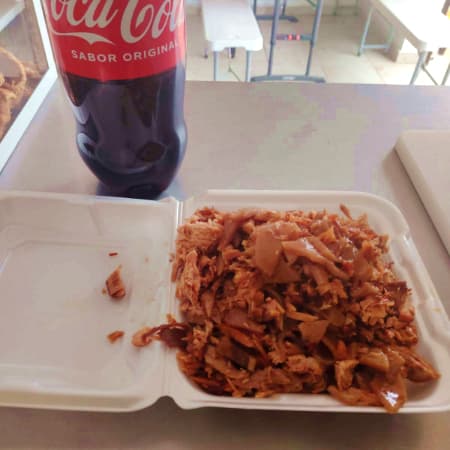 1 Kilo de Carnitas Surtidas + Coca Familiar