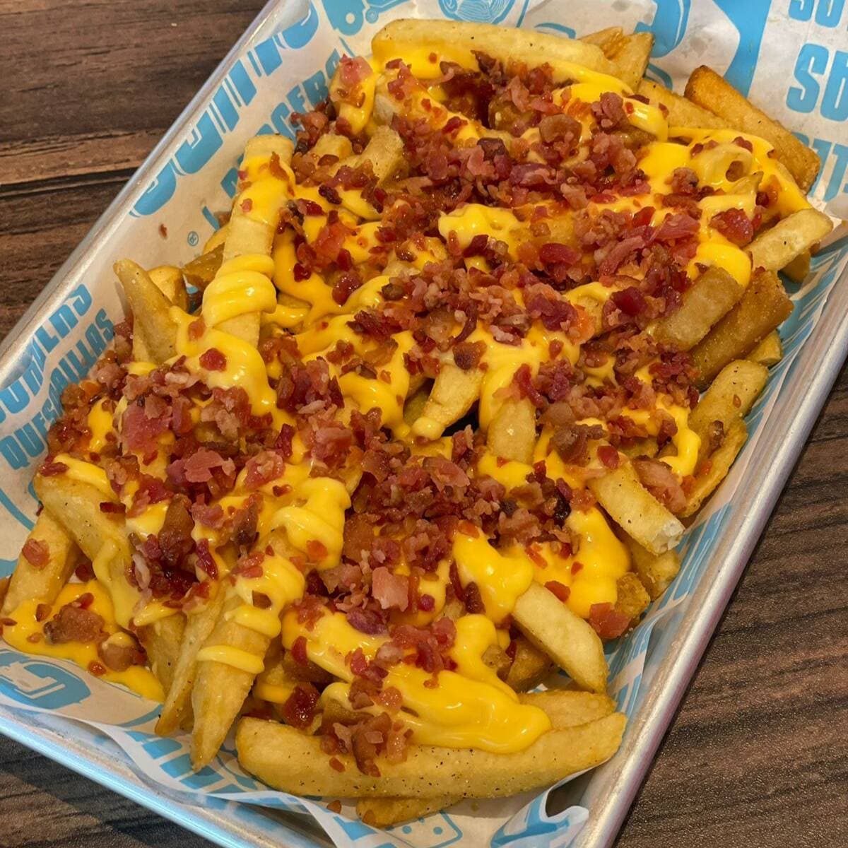 Papas a la Francesa Queso y Tocino.