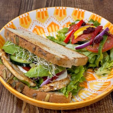 SANDWICH CON POLLO